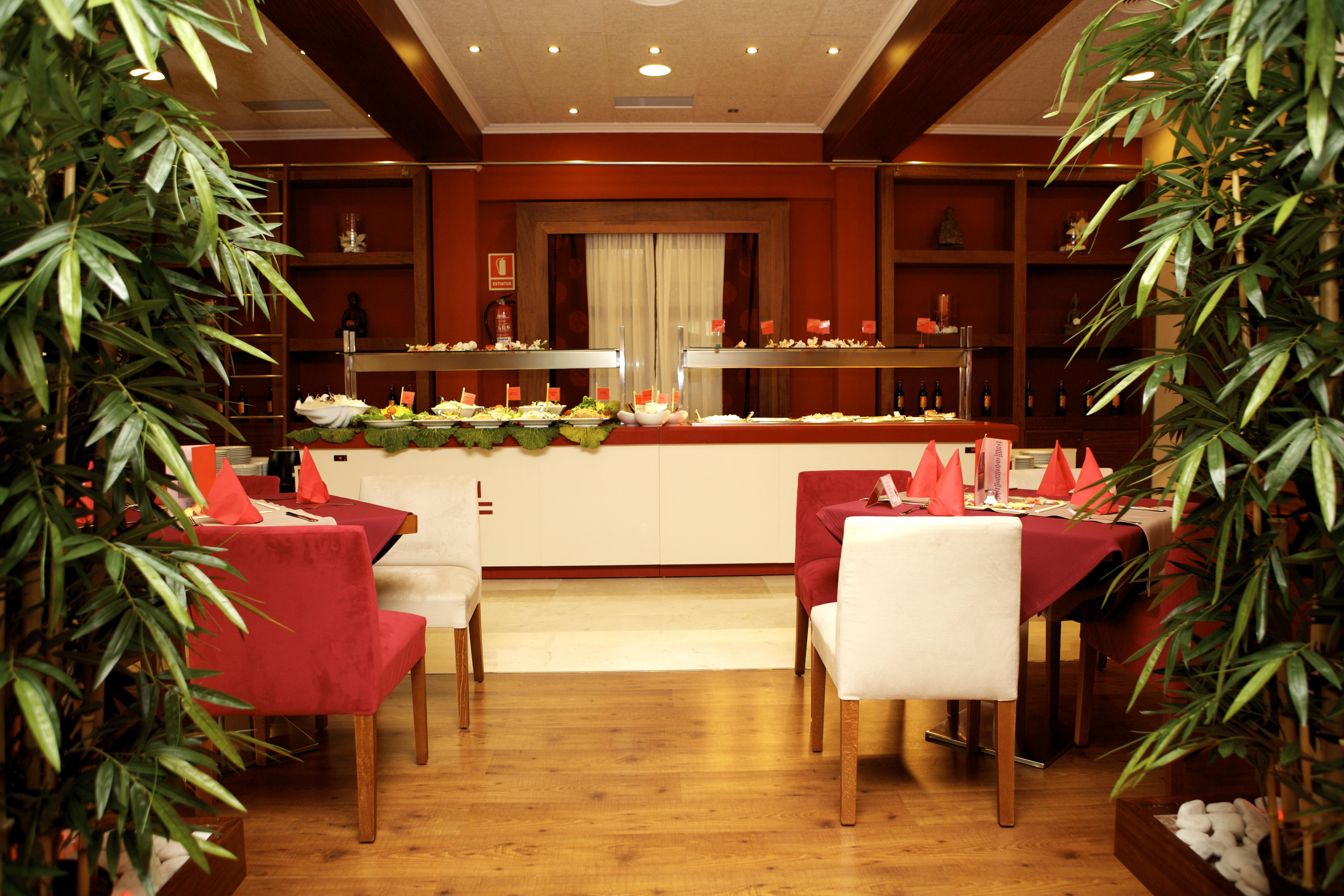 Отель Sahara Nubia Gobi Ses Cadenes Экстерьер фото A restaurant in Madrid, Spain.